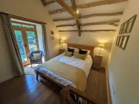Thatched one bedroom cottage, with private enclosed garden. Hotels near Kipling Tors