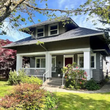 Historic Olympia Home in the heart of Olympia. Close to everything.