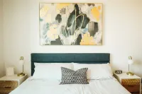 Traverse City's Local's Hideaway: King Suite & 4 Hot Tubs Await!