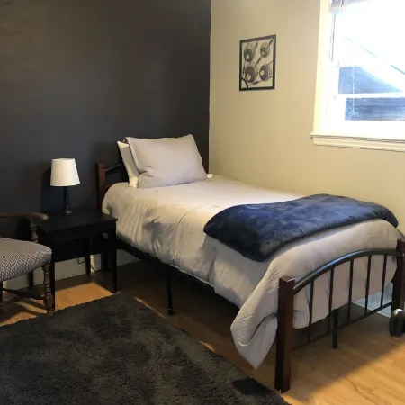 Mayberry’s Best! Peaceful, Bonus Room, Deck, Huge Yard, 5 min to downtown