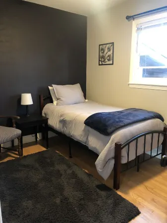 Mayberry’s Best! Peaceful, Bonus Room, Deck, Huge Yard, 5 min to downtown