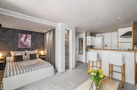 Villa Nui Guest House Отели рядом с достопримечательностью «Mas Provencal La Richaude»