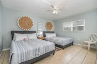 Affordable 2BR Main floor unit  RIGHT ON THE  BEACH!  1 King & 2 Queen Beds. Hotels in der Nähe von Sands Space and History Center