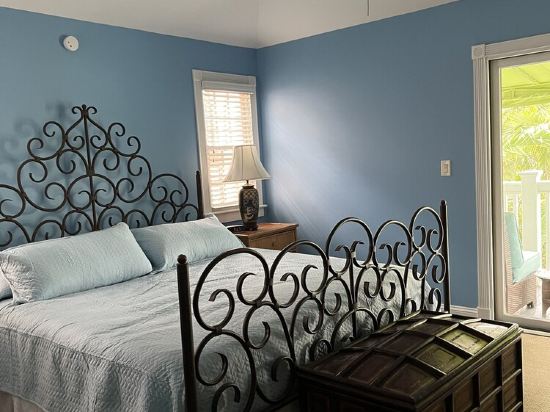 The Jasmine HouseJust a 2 minute walk to Duval and restaurants and bars