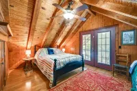 Come relax in a family friendly cabin w/ great amenities and a lake nearby!