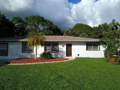 Spacious 3 bedroom house on a canal, minutes to historic downtown Fort Myers Hotels near Publix Super Market at Eagle Landing