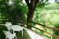 Small Auvergne house in mountain hamlet Các khách sạn ở Cantal