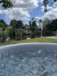 SEADREAM WITH LITE BREAKFAST, HOT TUBE, AND CANAL VIEW