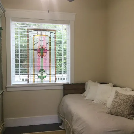 Coastal Retreat Across From Puget Sound Sleeps 2-4. High Speed Internet.