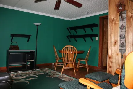 Country Manor - Top Floor