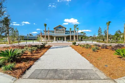 Available August 2-10! 6 min walk to the beach!