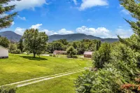 Private, cozy home - Handicapped Accessible no by- with great views