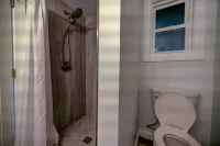 Waterfront Retreat w/ Dock, Views, Near Bellingham 레드 스퀘어 주변 호텔