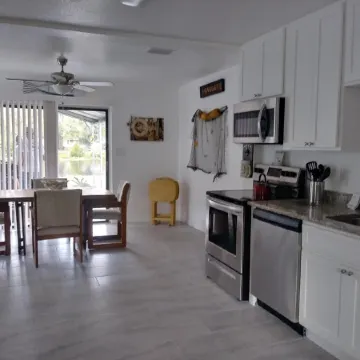 WATERFRONT COTTAGE w/ACCESS TO WEEKI WACHEE RIVER & GULF FRESHLY REMODELED!
