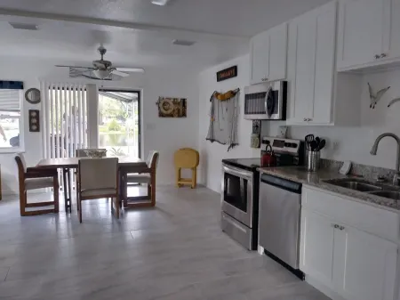 WATERFRONT COTTAGE w/ACCESS TO WEEKI WACHEE RIVER & GULF FRESHLY REMODELED! Отели в г. Уэки-Уочи-Гарденс