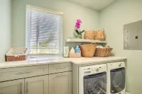 Island Luxury, Upscale, Walk to Sombrero Beach!