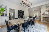 A block from the beach! Sleeps 20! Hot Tub, Game Room! Hotels in Ludington