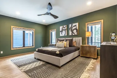 Sandalwood Retreat on Round Lake - Enjoy our screened porch & gorgeous sunsets ￼