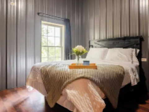 Charming 4-bedroom house with WiFi and AC in French Lick with country setting 弗倫奇利克酒店