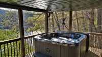 Serenity on Cedar-Lakefront Log Cabin, 10 Boats, Fire Table and Luxury Hot Tub