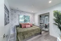 Modern Austin home with private pool/ hot tub & lake access, 2 stand up boards! Hotel in zona Oasis Texas balcony view