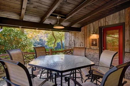 Highlands Cabin on Scenic Pond, 6 Min Drive to Downtown & Pet Friendly! Отели рядом с достопримечательностью «Трейлхед фор Йеллоу Маунтин Трейл»