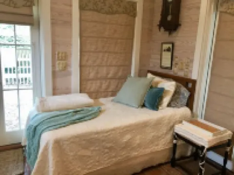 Cozy bungalow charm!