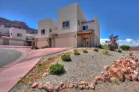DW6  Private Hot Tub, En-Suite Bathroom for Each Bedroom, Near Arches Park! Hotels in Moab South Valley