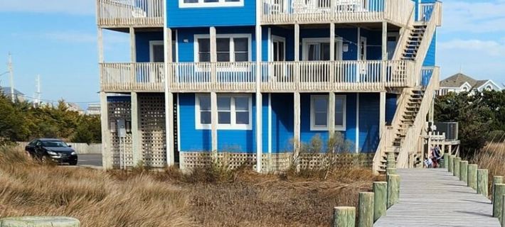 EAST WIND is lovely SOUND FRONT home in the mecca for windsurfing on HI Hotels in Kinnakeet
