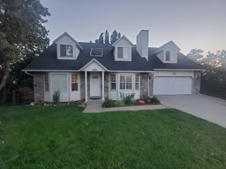 Recharge in quiet mountain neighborhood! Great 180 views! Nearby hiking &skiing!