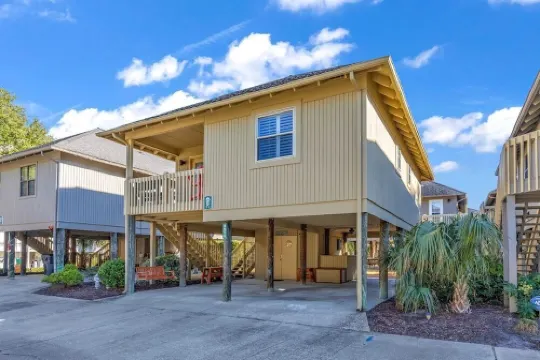 Private Seaside Cottage. Pool Access, Balcony, Outdoor Bar, Short Walk To Beach!