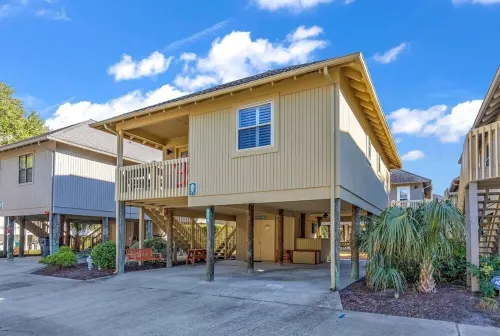 Private Seaside Cottage. Pool Access, Balcony, Outdoor Bar, Short Walk To Beach!