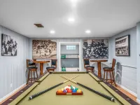 Beautiful Home only Steps to the Pro Football Hall of Fame, Sleeps up to 12! Hotels in Canton