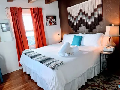 Nob Hill’s Casa Flamingo: King & Queen beds, Safe, Prime Location, Large Yard. Hotels near Silver Family Geology Museum