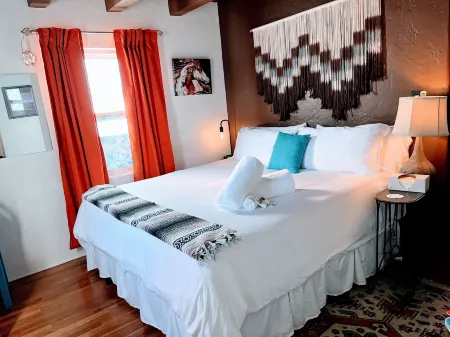 Nob Hill’s Casa Flamingo: King & Queen beds, Safe, Prime Location, Large Yard. Отели рядом с достопримечательностью «Silver Family Geology Museum»