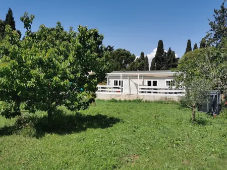 Spacious cottage in the countryside 5 minutes from the beach Отели в г. Йер