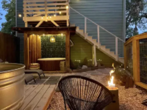 TheStudio@MonticelloPark-CowboyPool+Hottub+KingBed