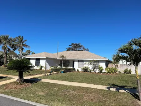 4/3 Family Home steps to Beach w/Spa in Melbourne Beach