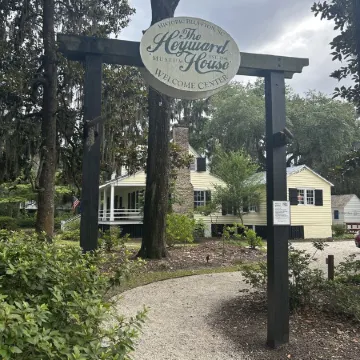 "Nauti-Jayne" coastal cottage in Historic Old Town Bluffton