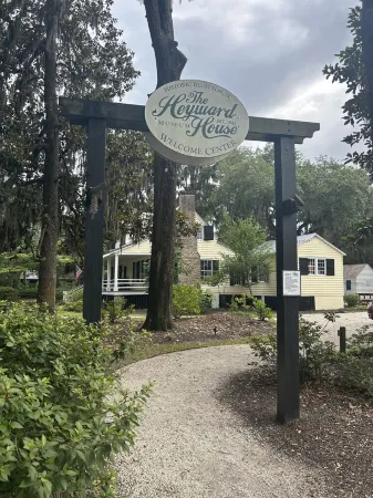 "Nauti-Jayne" coastal cottage in Historic Old Town Bluffton