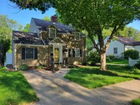 Charming home, quiet neighborhood< 2mi to Shattuck, game room, deck Hotels in Faribault
