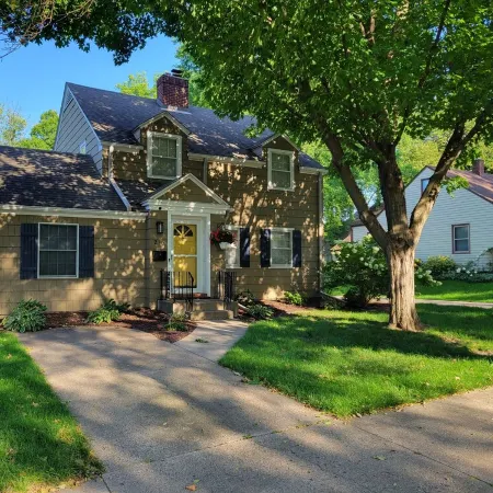 Charming home, quiet neighborhood< 2mi to Shattuck, game room, deck