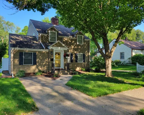 Charming home, quiet neighborhood< 2mi to Shattuck, game room, deck Hotels in Faribault