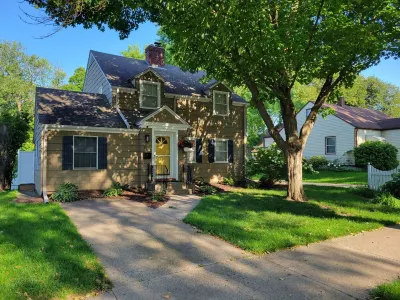 Charming home, quiet neighborhood< 2mi to Shattuck, game room, deck Buckham Memorial Library附近的飯店