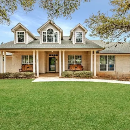 Charming 4BDRM Home / Pool & Hot Tub / Near Wineries!