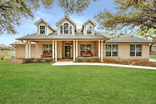 Charming 4BDRM Home / Pool & Hot Tub / Near Wineries!