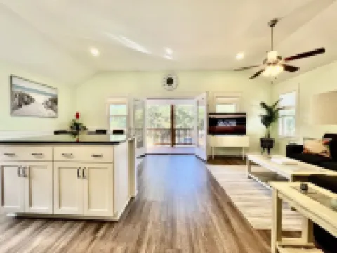 Poseidon's Getaway - Beach House: OUTDOOR HOT TUB, 2 King Beds, and 1 Queen Bed