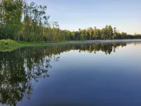 Roomy lakefront cabin near the trails