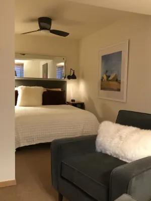 Beautiful Downtown Studio Perfect to Disconnect