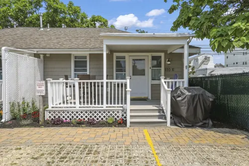 4 houses from the beach!  Belmar Rear East Cottage